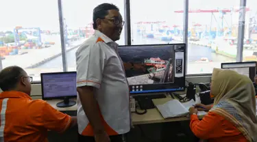 Direktur Operasi dan Sistem Informasi IPC atau PT Pelindo II Prasetyadi menjelaskan sistem penerapan aplikasi Marine Opreating System (MOS) pelayanan kapal pandu atau tunda di Pelabuhan Tanjung Priok, Jakarta, Selasa (12/2). (Liputan6.com/Johan Tallo)