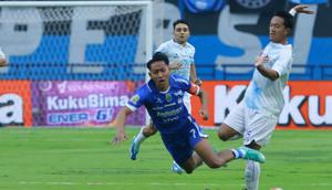Pemain Persib Bandung, Beckham Putra dijatuhkan oleh pemain PSIM Yogyakarta, Raka Cahyana pada pertandingan pekan ke-31 BRI Super League 2025/2026di Stadion Gelora Bandung Lautan Api, pada Senin (4/5/2026) sore WIB. (Bola.com/Erwin Snaz)