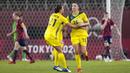 Seolah masih ada harapan, Australia terus lancarkan serangan. Usaha mereka berbuah pada menit injury time babak kedua lewat Emily Gielnik (kanan). Waktu tak berpihak pada mereka, wasit membunyikan peluit panjang akhir pertandingan. (Foto: AP/Fernando Vergara)