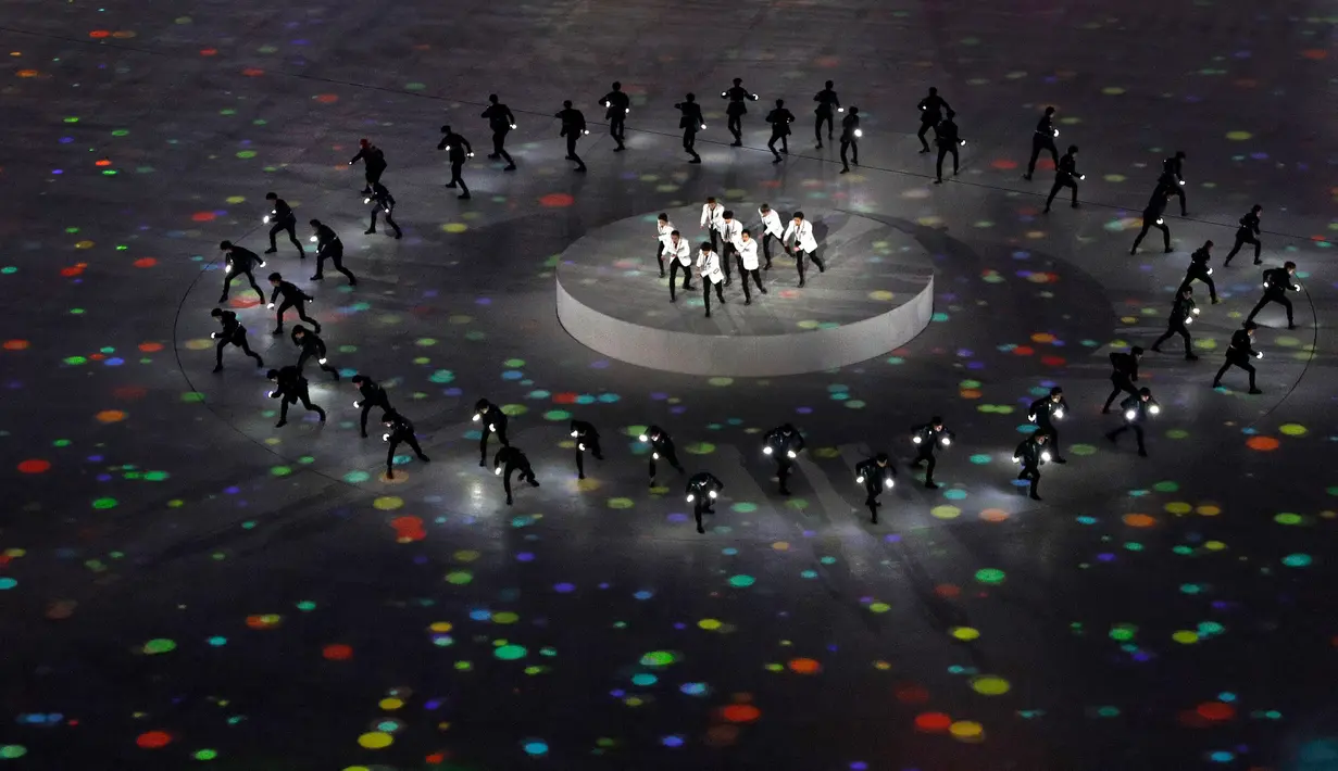 Boyband EXO menyuguhkan penampilan spektakuler di upacara penutupan Olimpiade Musim Dingin 2018 di Pyeongchang, Korea Selatan, Minggu (25/2). EXO mengenakan kostum panggung bak pangeran dengan setelan jas putih dan celana hitam. (AP Photo/Charlie Riedel)
