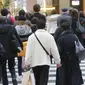 Orang-orang menyeberangi jalan di Tokyo, Jepang, Selasa (30/11/2021). Kasus COVID-19 varian Omicron pertama di Negeri Sakura didapatkan dari seorang diplomat Namibia berusia 30-an yang tiba di Bandara Narita, Tokyo. (AP Photo/Koji Sasahara)