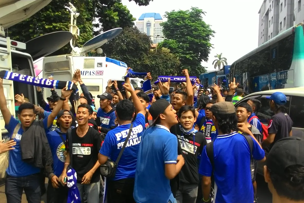 Sebelum ke GBK, Ratusan Bobotoh Birukan Mapolda Metro Jaya