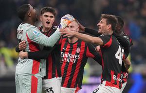 Skuad AC Milan memeluk Mike Maignan usai laga lawan Inter Milan di pekan ke-12 Serie A 2025/2026 di Giuseppe Meazza, Senin (24/11/2025) (AP Photo/Antonio Calanni)
