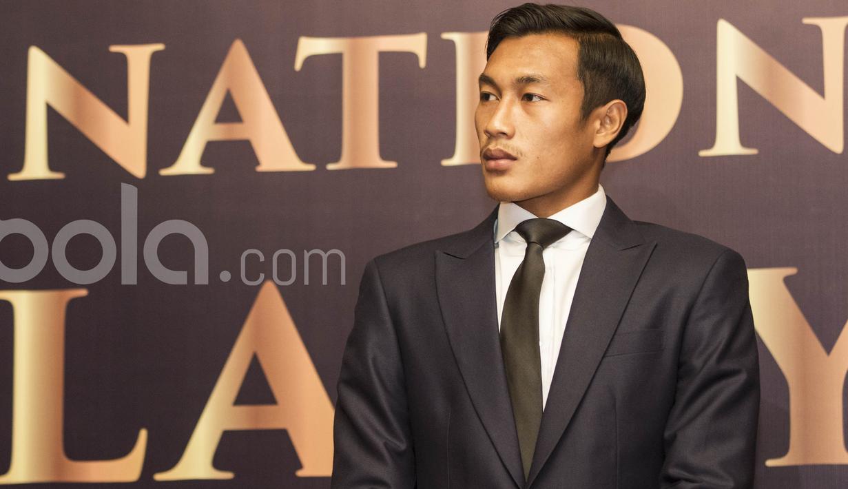 Kapten Timnas Indonesia U-22, Hansamu Yama, saat memakai jas yang disponsori oleh Wong Hang Tailor. Kolaborasi ini dilakukan untuk mewujudkan PSSI yang lebih prefesional dan bermartabat. (Bola.com/Vitalis Yogi Trisna)