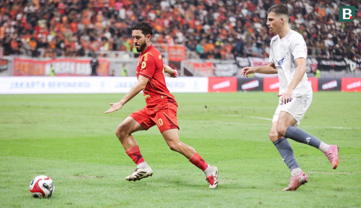 Pemain Persija Jakarta, Jean Mota di jaga ketat oleh pemain PSM Makassar pada pertandingan pekan ke-22 BRI Super League 2025/2026 yang berlangsung di Jakarta International Stadium (JIS), Jumat (20/2/2026) malam WIB. (Bola.com/Abdul Aziz)
