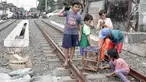 Anak-anak bermain di sekitar rel kereta api di kawasan Pademangan, Jakarta, Kamis (8/11). Kurangnya lahan bermain menyebabkan anak-anak tersebut bermain di tempat yang tidak semestinya dan membahayakan keselamatan. (Liputan6.com/Immanuel Antonius)