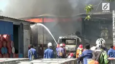 Pabrik dan gudang bahan kimia terbakar. Api membuat karyawan panik dan melarikan diri.