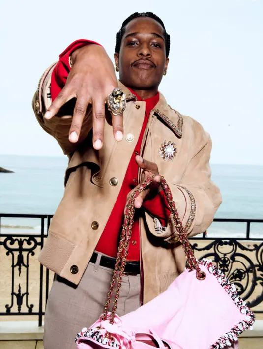 A$AP Rocky, Ambassador Chanel, tampil mengenakan grain suede blouson yang dipadukan dengan heart wool silk shirt serta linen mélange stretch pants, Look 19 dari koleksi Fall-Winter Ready-to-Wear 2026. Dipadukan dengan aksesori, tas, dan sepatu dari Chanel. (Foto: Chanel.dok)