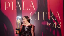 Mendapatkan Piala Citra tentu menjadi impian banyak aktor dan aktris di Tanah Air, begitu pula dengan Prilly Latuconsina. Di tengah kebahgaiaannya tersebut, aktris yang memiliki hobi menyelam ini pun mengenang kembali perjalanan kariernya di dunia akting yang kerap dicap memerankan karakter 'alay'. (Liputan6.com/IG/@prillylatuconsina96)