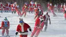 Para pemain ski berpakaian seperti Sinterklas meluncur selama berpartisipasi dalam acara tahunan Santa Sunday di Sunday River Resort yang terletak di Kota Newry, Amerika Serikat, Minggu (8/12/2019). Santa Sunday merupakan acara amal tahunan untuk River Fund Charity. (Joseph Prezioso / AFP)