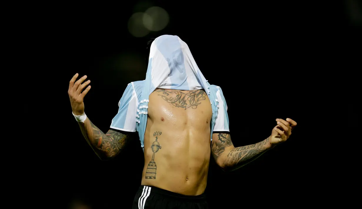 Pemain Argentina, Marcos Rojo bereaksi setelah gagal mencetak gol ke gawang Bolivia dalam laga Kualifikasi Piala Dunia 2018 zona Amerika Selatan di Stadion Hernando Siles, Rabu (29/3). Argentina kalah 0-2 dari Bolivia. (AP Photo/Natacha Pisarenko)