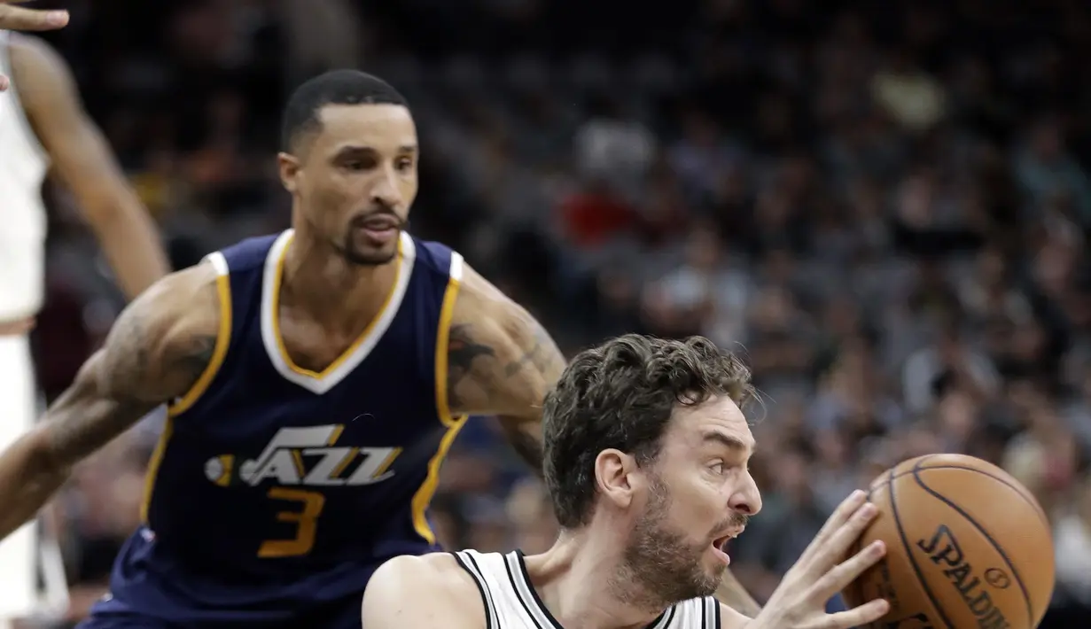 Aksi pemain San Antonio Spurs, Pau Gasol #16 mengamankan bola dari kejaran pemain Utah Jazz,  George Hill #3 pada laga NBA basketball game di AT&T Center, San Antonio, (1/10/2016). Utah menang 106-91. (AP/Eric Gay)