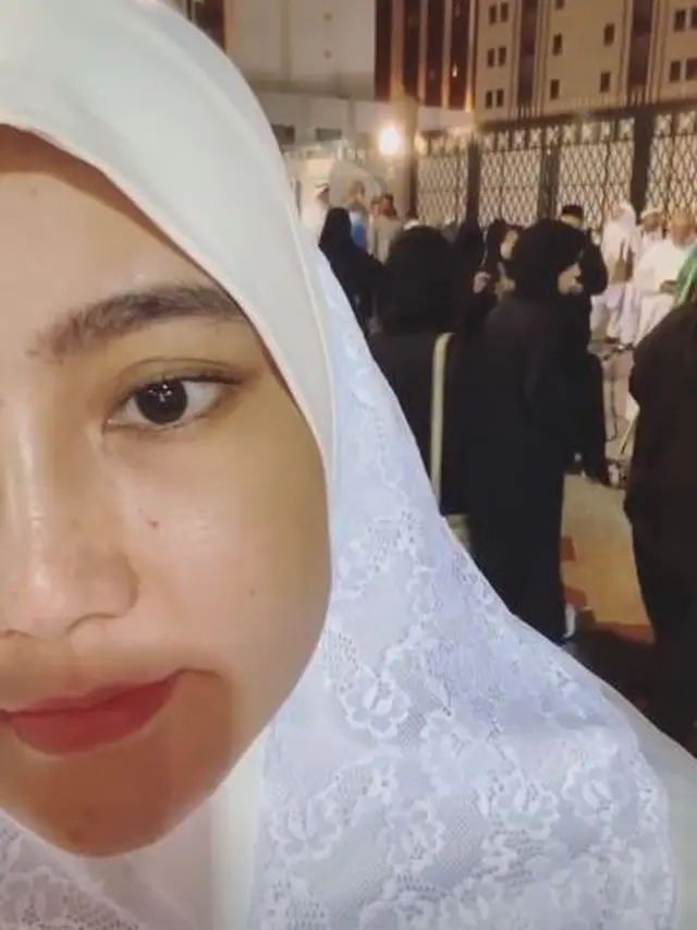 6 Momen Perjalanan Umrah Via Vallen, Tas Mahalnnya Jadi Sorotan