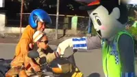 Lucunya Badut si Polin Mengatur Lalu Lintas