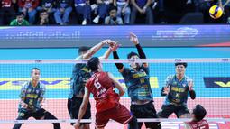 ​Tertinggal satu set membuat pelatih LavAni, David Lee, mengubah strategi. Ia menginstruksikan Boy Arnes untuk tampil lebih agresif dan fokus dalam menekan lini belakang Samator. Strategi ini terbukti ampuh dan membuat LavAni memenangkan tiga set beruntun. (Dok. PBVSI)