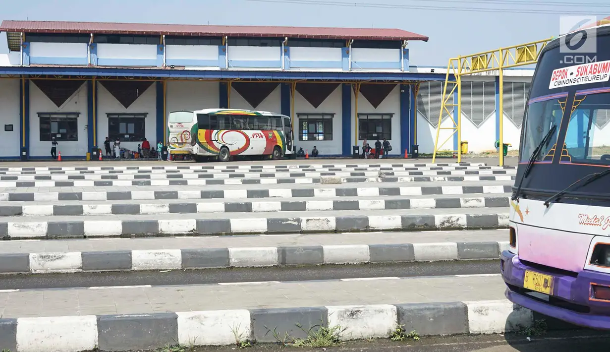 Suasana aktivitas di sekitar Terminal Jatijajar, Depok, Jawa Barat, Selasa (18/6/2019). Pemerintah Kota Depok melalui Dinas Perhubungan melarang jasa transportasi online mengambil penumpang di Terminal Jatijajar. (Liputan6.com/Immanuel Antonius)
