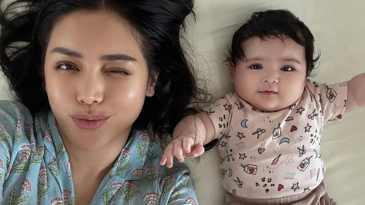 7 Potret Jessica Iskandar Selfie Bareng Baby Hagia, Ibu dan Anak Sama Cantiknya