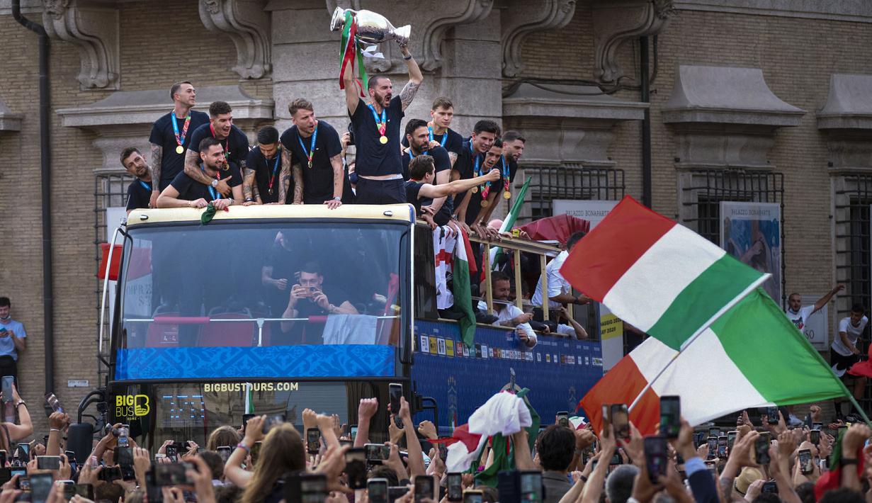 Dengan keberhasilan ini maka Timnas Italia sukses menjadi yang terbaik di benua biru dan membawa kembali trofi yang terakhir kali diangkat pada 53 tahun silam tepatnya 1968. (Foto:AP/Mauro Scrobogna)