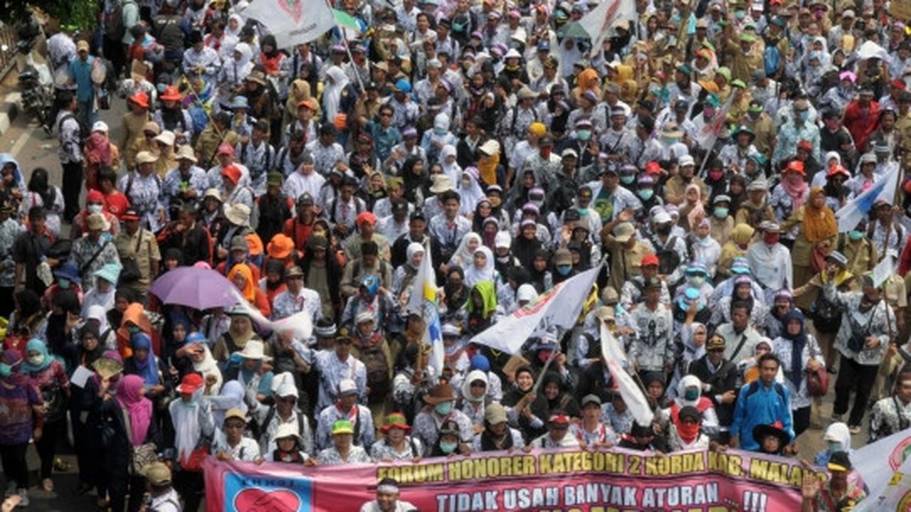 Tuntut jadi PNS, ribuan guru honorer banjiri Gedung DPR