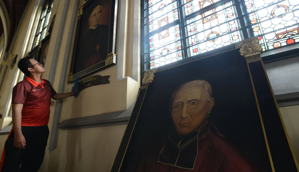 Narapidana membersihkan Gereja Katedral pada "Bakti Merah Putih Narapidana", Jakarta, Rabu (27/3). Membersihkan rumah ibadah menjadi salah satu rangkaian HUT Pemasyarakatan ke-55 yang dilakukan serentak se Indonesia. (merdeka.com/Imam Buhori)