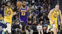 LeBron James (tengah) memimpin Lakers mengalahkan Warriors pada laga NBA (AP)
