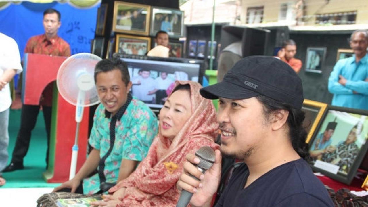 Melihat pameran foto Gus Dur saat menjadi Presiden