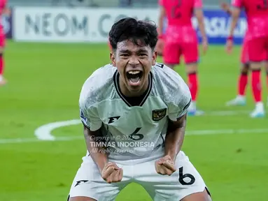 Pemain Timnas Indonesia U-17, Evandra Florasta, merayakan gol yang dicetaknya ke gawang Korea Selatan dalam laga pertama Grup C Piala Asia U-17 2025 di Prince Abdullah Al Faisal Stadium, Jeddah, Jumat (4/4/2025) malam WIB. (Dok PSSI)