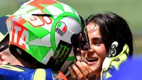 Pembalap Movistar Yamaha, Valentino Rossi menghampiri kekasihnya, Francesca Sofia Novello usai merebut pole position kualifikasi MotoGP Italia 2018. (TIZIANA FABI / AFP)