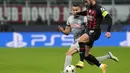 <p>Bek AC Milan, Theo Hernandez membawa bola dari kawalan pemain FC Salzburg, Amar Dedic dalam pertandingan lanjutan Grup E Liga Champions di stadion San Siro di Milan, Italia, Kamis (3/11/2022). Kemenangan ini mengantar AC Milan lolos ke 16 besar menemani Chelsea yang berada di peringkat pertama klasemen. (AP Photo/Luca Bruno)</p>