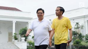 Presiden Joko Widodo atau Jokowi (kanan) dan Menteri Perindustrian Airlangga Hartarto olahraga bersama di sekitar Istana Bogor, Sabtu (24/3). Jokowi menggunakan kaos kuning, sementara Airlangga putih. (Liputan6.com/Pool/Biro Pers Setpres)