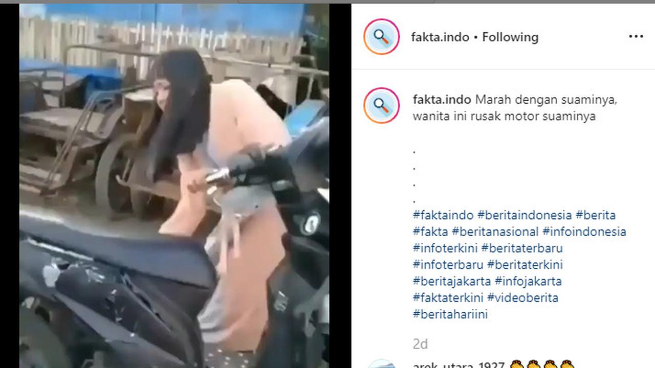 seorang wanita yang tengah marah dengan sang suami menghancurkan motor seperti dilansir akun Instagram @fakta.indo.