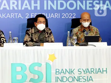 Direktur Utama PT Bank Syariah Indonesia Tbk (BSI) Hery Gunardi (tengah) didampingi jajaran Direksi saat Press Conference Pemaparan Kinerja BSI Triwulan IV Tahun 2021 di Jakarta, Rabu (2/02/2022). Sejak merger Februari 2021,BSI menorehkan kinerja positif dengan laba bersih. (Liputan6.com/HO/BSI)