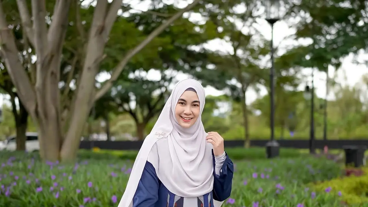 6 Inspirasi Baju Gamis ala Anisa Rahma