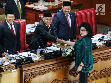 Menteri Kesehatan Nina Moelok bersalaman dengan Wakil Ketua DPR RI Agus Hermanto saat Rapat Paripurna di Kompleks Parlemen, Senayan, Jakarta, Rabu (13/2). Agenda utama rapat untuk pengambilan keputusan terhadap RUU Kebidanan. (Liputan6.com/JohanTallo)
