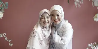 Natasha Rizky dan Dewi Sandra tampil kompak dalam sebuah event. Keduanya mengenakan gamis cantik dengan motif bunga dan nuansa pastel. [Foto: Instagram/ Natasha Rizky]