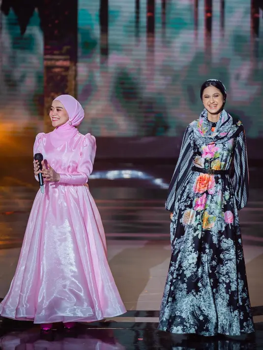 <p>Ini momen saat mereka akhirnya nyanyi on air bersama di stasiun TV untuk Ramadan. Keduanya tampil dengan dress cantik sesuai personaliti. [Foto: Instagram @therealasilamaisa]</p>