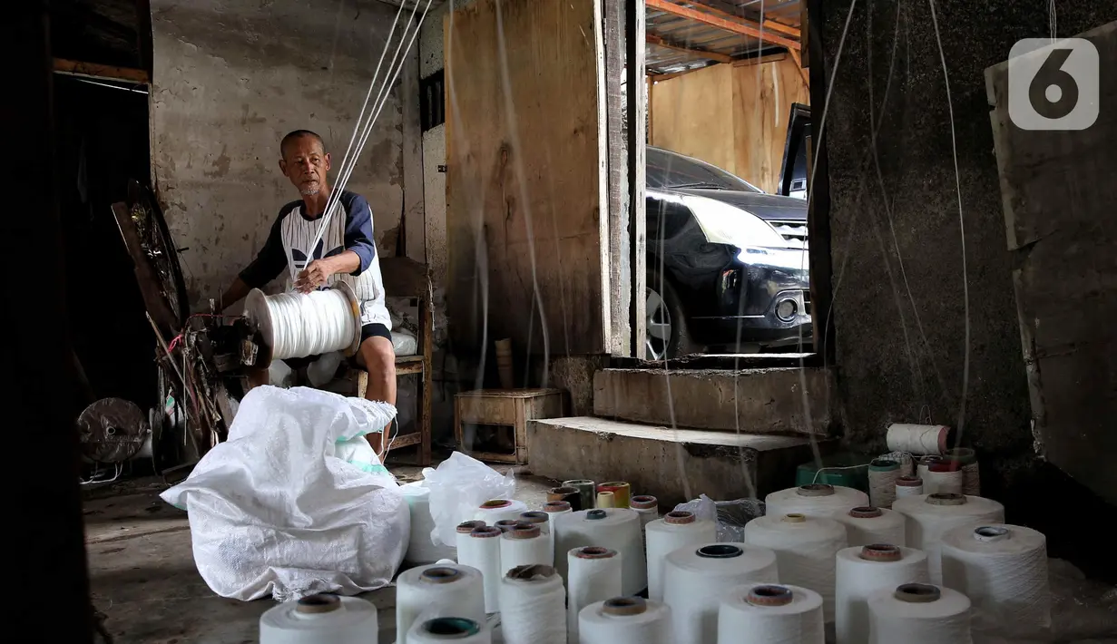 Proses pemintalan di pabrik ini masih melibatkan penggunaan alat-alat yang tradisional untuk mengubah serat menjadi benang. (Liputan6.com/Angga Yuniar)
