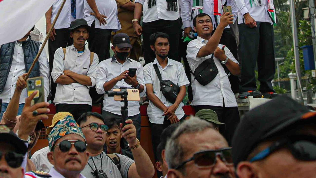 Dalam aksinya, mereka mendesak DPR dan pemerintah untuk segera mengesahkan Revisi UU No. 6 Tahun 2014 tentang Desa.