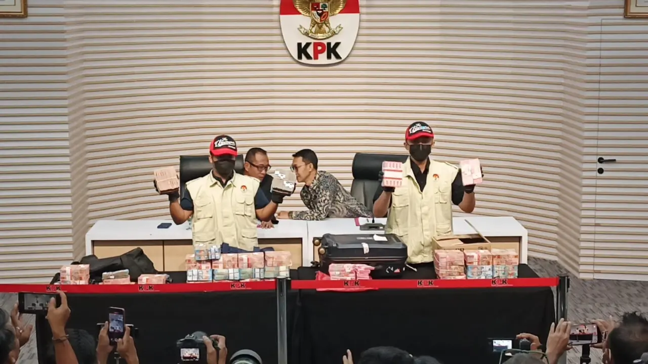 Barang Bukti Kasus Dugaan Korupsi Bupati Pemalang Anom Widiyantoro