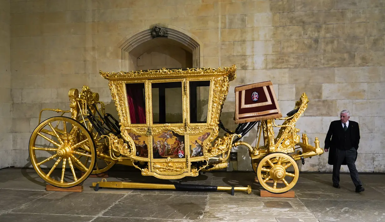 Perhelatan semacam itu terakhir kali dilaksanakan pada 2 Juni 1953, saat mendiang Ratu Elizabeth II dimahkotai di Westminster Abbey pada usia 25 tahun. (AP Photo/Alberto Pezzali)