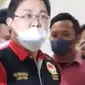 Terdakwa Alvin Lim dijemput paksa oleh Jaksa usai dirinya divonis 4,5 tahun penjara pada tingkat Pengadilan Tinggi DKI Jakarta terkait kasus pemalsuan surat. (Foto: Tangkapan Layar).