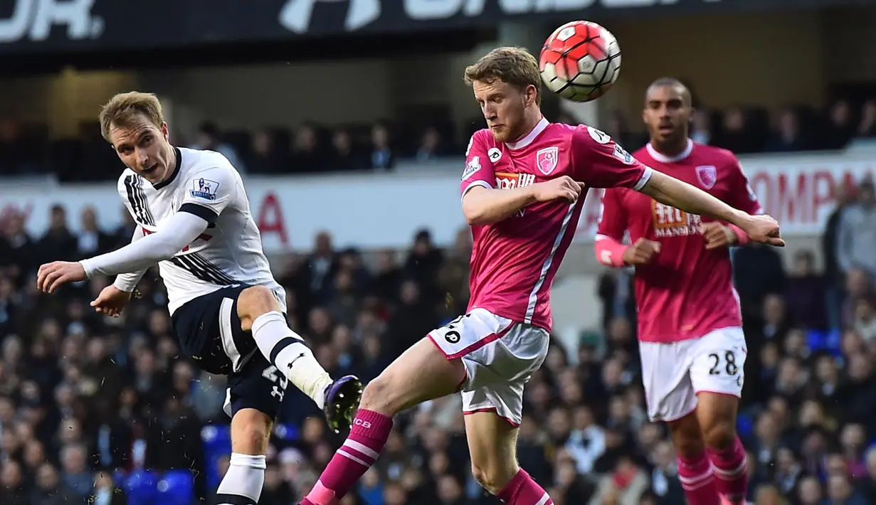 Pemain Tottenham Hotspur, Christian Eriksen (kiri) melakukan tembakan ke arah gawang Bournemouth saat diblok pemain Bournemouth, Eunan O'Kane pada lanjutan liga Inggris di Stadion White Hart Lane, London, Minggu (20/3/2016). (AFP/Ben Stansall)