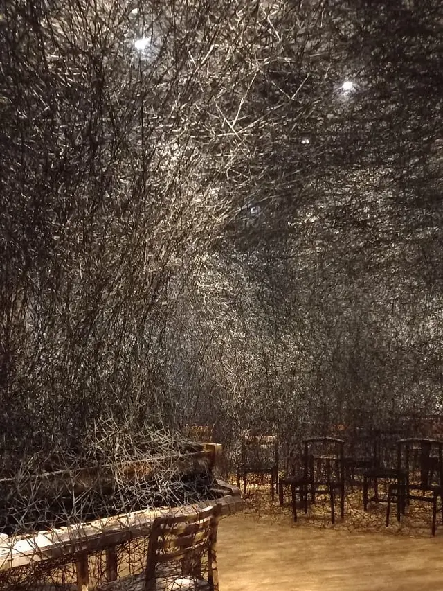 Instalasi Benang Simbol Koneksi yang Menggetarkan Jiwa Karya Chiharu Shiota di Museum MACAN