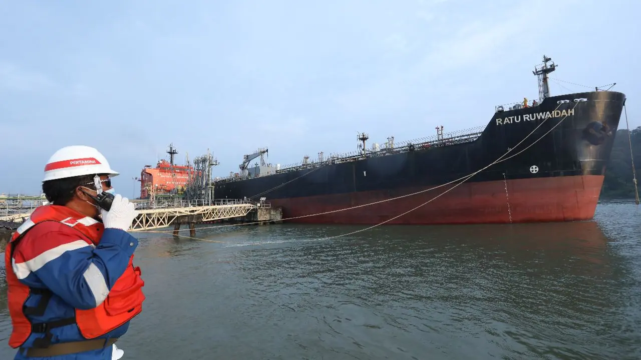 Pertamina Refinery Unit (RU) IV Cilacap sukses melakukan pengiriman perdana produk Pertalite melalui jalur laut, Senin (5/4/2021). (Dok Pertamina)