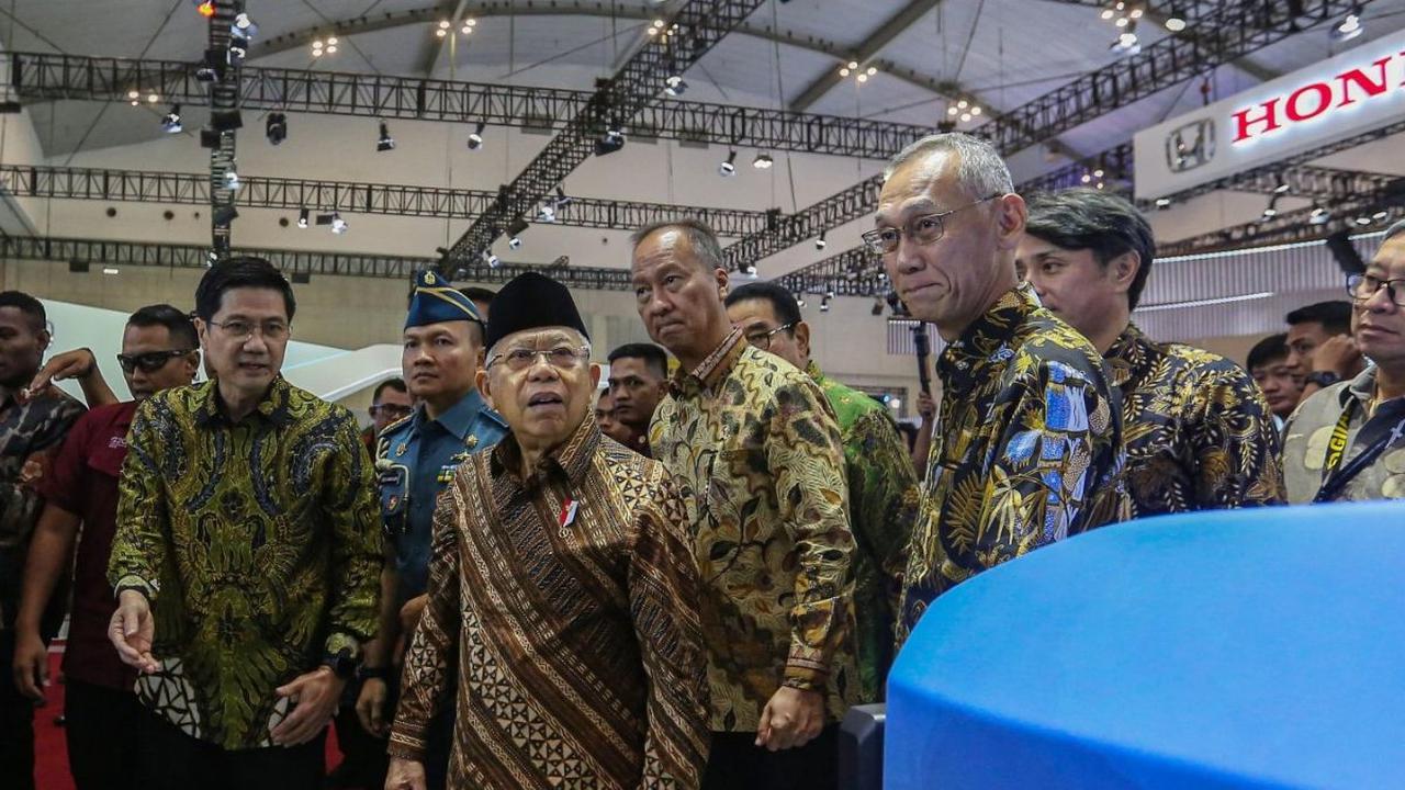Wakil Presiden Ma'ruf Amin mengunjungi ruang pamer usai membuka ajang otomotif Gaikindo Indonesia International Auto Show (GIIAS) 2024 di Indonesia Convention Exhibition (ICE) BSD, Serpong, Kabupaten Tangerang, Banten, Kamis (18/7/2024). Pameran yang ber
