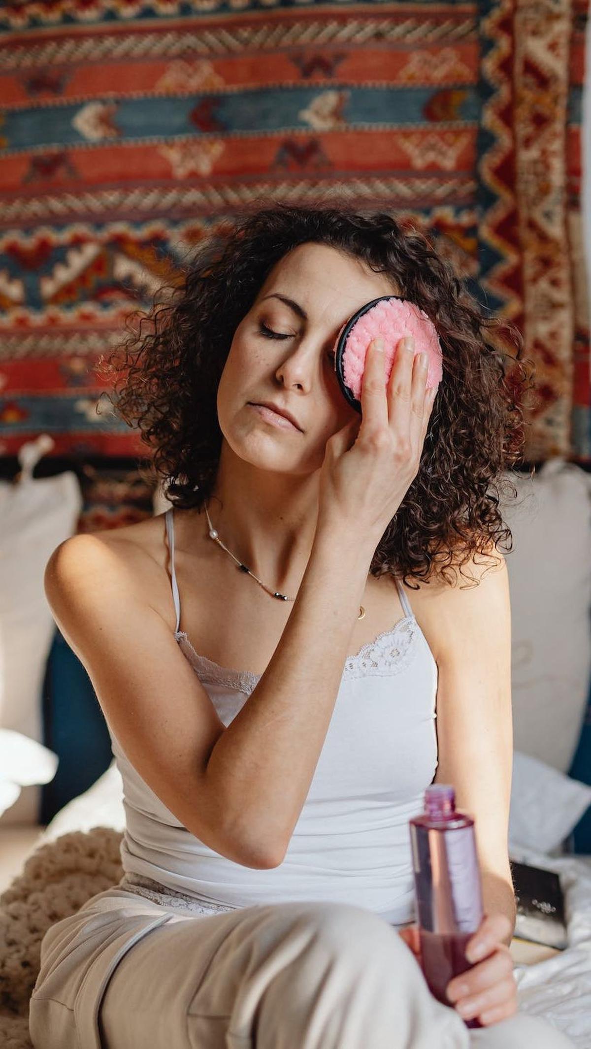 Membersihkan wajah adalah langkah penting dalam perawatan kulit yang sehat. Micellar water adalah salah satu produk yang berguna, terutama dalam menghapus makeup. Namun, ingatlah untuk menggunakan produk ini dengan hati-hati dan mengikuti langkah-langkah 