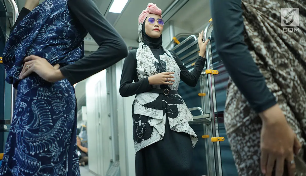 Model mengenakan kain batik dan tenun di kereta api bandara, Jakarta, Kamis (2/5/2019). Busana-busana yang diperagakan merupakan karya para mustahik atau orang maupun badan yang berhak menerima zakat atau infak/sedekah. (Liputan6.com/Immanuel Antonius)