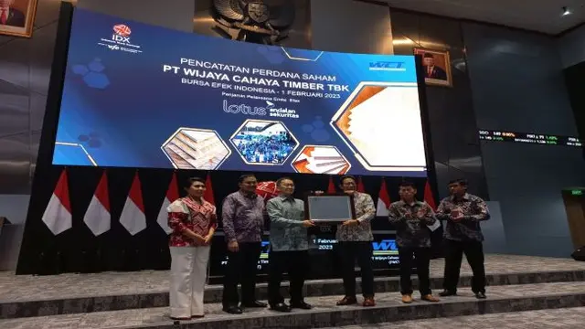Pencatatan perdana saham PT Wijaya Cahaya Timber Tbk (FWCT), Rabu (1/2/2023). (Foto: Liputan6.com/Elga N)