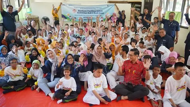 Jasa Marga Salurkan Bantuan Pendidikan ke Sekolah Luar Biasa Bagian B dan C Budi Daya Kasih Cijantung