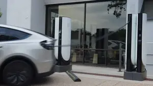 Tesla Rilis Fitur 'Kabur Darurat', Kabel Supercharger Boleh Putus